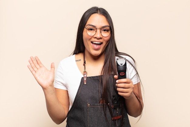 Jeune femme latine se sentant heureuse, surprise et joyeuse, souriante avec une attitude positive, réalisant une solution ou une idée