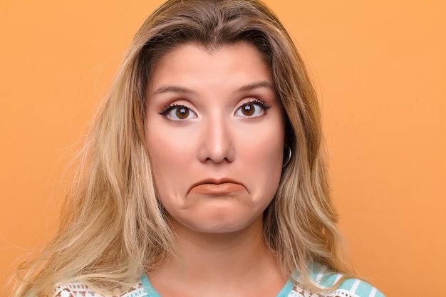 Photo jeune femme latine se sentant triste et stressée, bouleversée par une mauvaise surprise, avec un regard négatif et anxieux