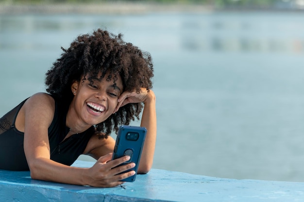 Une jeune femme latine souriant avec un smartphone dans la ville de Panama Panama Amérique Centrale