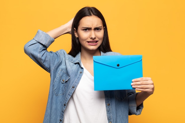 Jeune femme latine stressée, inquiète, anxieuse ou effrayée, les mains sur la tête