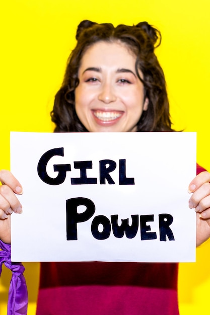 Une jeune femme latine tenant une pancarte avec le texte GIRL POWER Concept de la lutte pour l'égalité