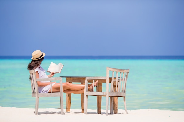 Jeune, femme, lecture, extérieur, plage, café