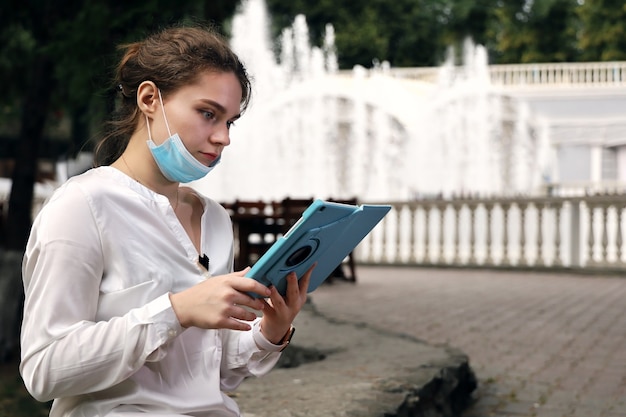 Jeune femme, lecture, sur, tablette, dans parc