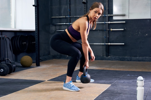 Jeune, femme, levage, Kettlebell, gymnase