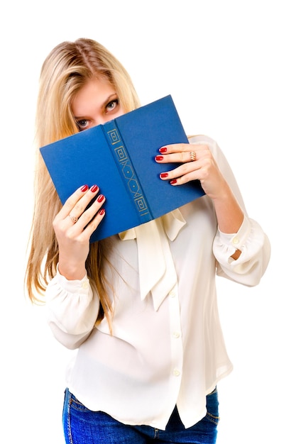 Jeune femme lisant un livre isolé sur fond blanc