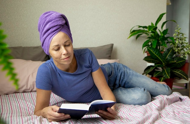 une jeune femme lit un livre