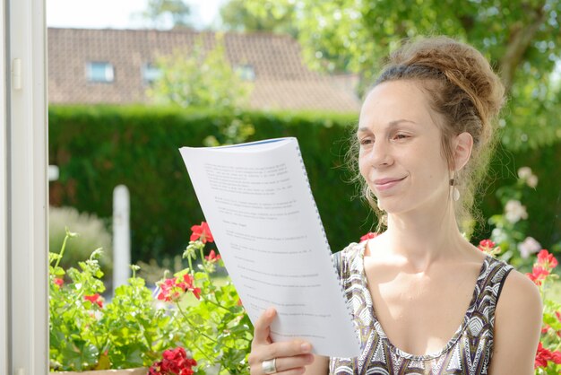 Jeune femme lit près de la fenêtre