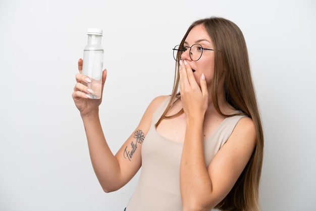 Jeune femme lituanienne avec une bouteille d'eau isolée sur fond blanc avec une expression faciale surprise et choquée