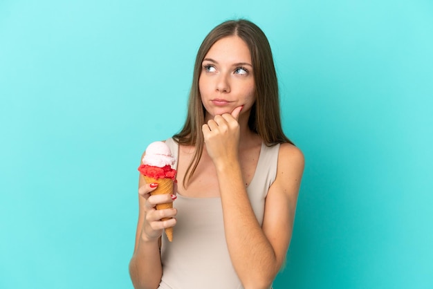 Jeune femme lituanienne avec glace cornet isolé sur fond bleu et levant