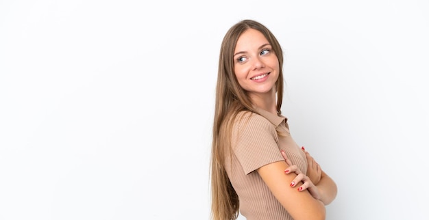 Jeune femme lituanienne isolée sur fond blanc avec les bras croisés et heureux