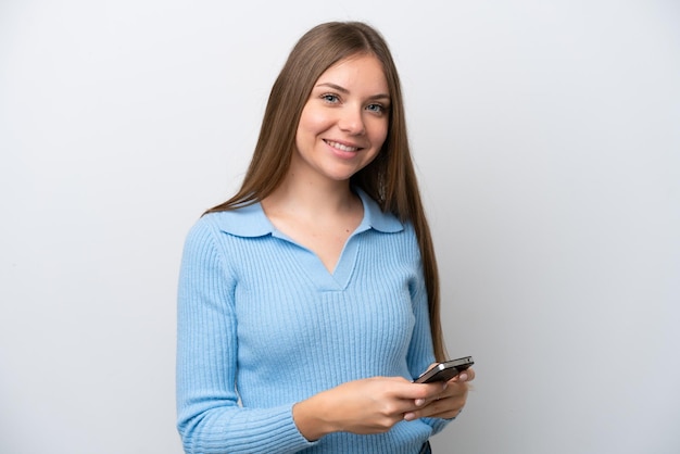 Jeune femme lituanienne isolée sur fond blanc envoyant un message avec le mobile