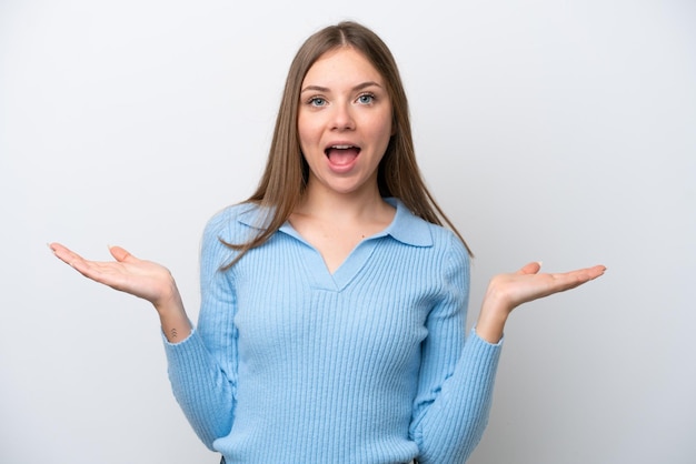 Jeune femme lituanienne isolée sur fond blanc avec une expression faciale choquée