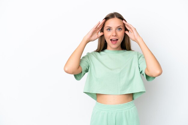 Jeune femme lituanienne isolée sur fond blanc avec une expression de surprise