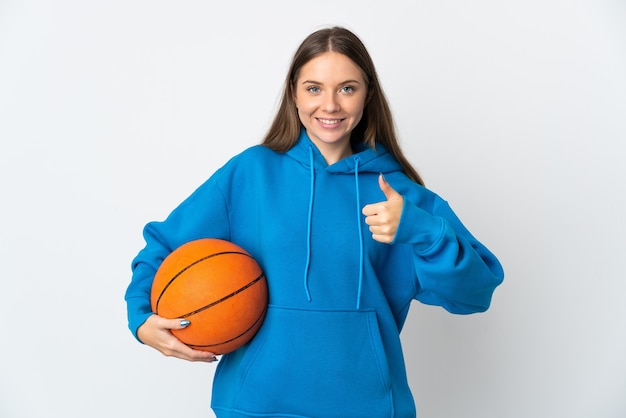 Jeune femme lituanienne isolée sur fond blanc à jouer au basket et avec le pouce vers le haut