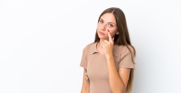 Jeune femme lituanienne isolée sur fond blanc montrant quelque chose