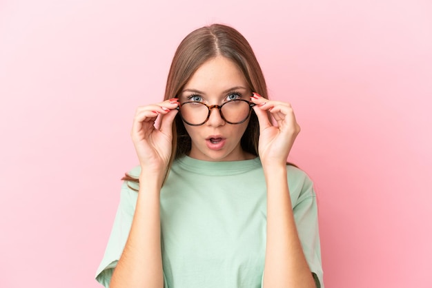 Jeune Femme Lituanienne Isolée Sur Fond Rose Avec Des Lunettes Et Une Expression Surprise