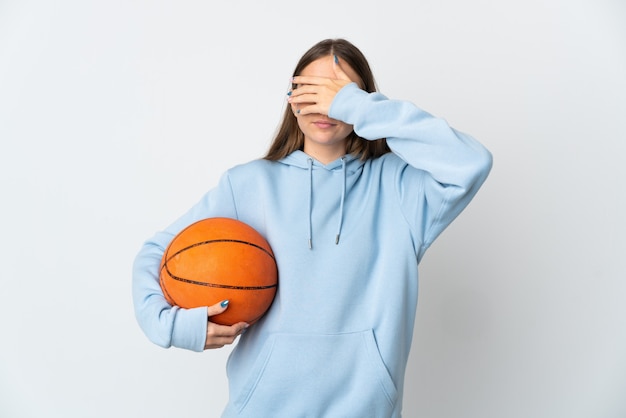 Jeune femme lituanienne jouant au basket isolé sur un mur blanc couvrant les yeux par les mains. Je ne veux pas voir quelque chose