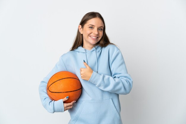 Jeune femme lituanienne jouant au basket isolé sur mur blanc donnant un geste de pouce en l'air