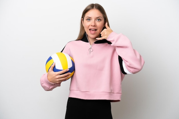 Jeune femme lituanienne jouant au volley-ball isolé sur fond blanc faisant un geste de téléphone Call me back sign