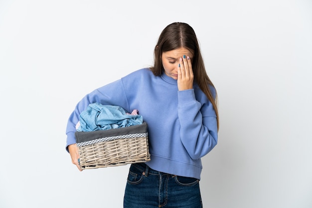 Jeune femme lituanienne tenant un panier de vêtements isolé