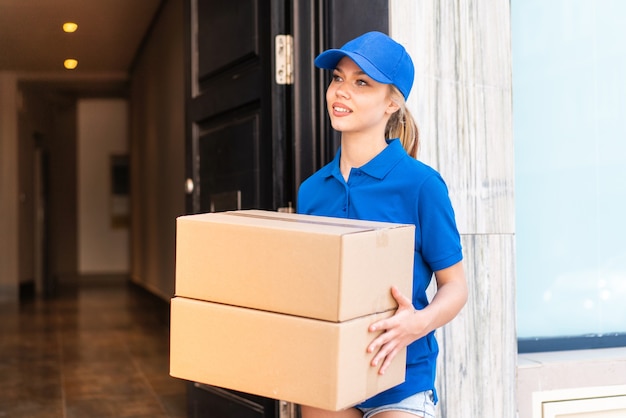 Jeune femme de livraison à l'extérieur