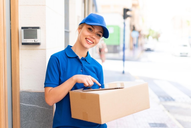 Jeune femme de livraison à l'extérieur