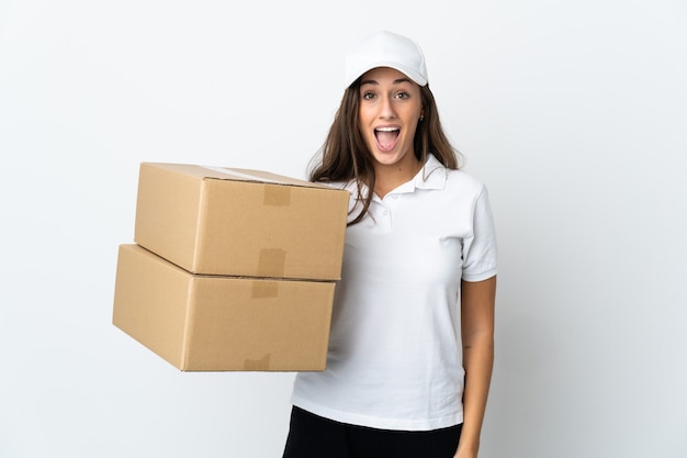 Jeune femme de livraison sur fond blanc isolé avec une expression faciale surprise