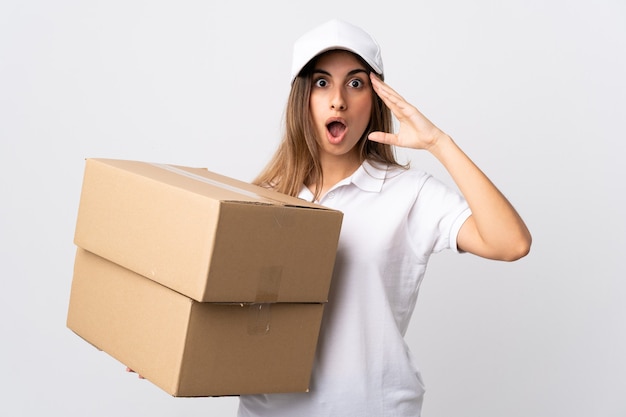 Jeune femme de livraison sur un mur blanc isolé a réalisé quelque chose et l'intention de la solution