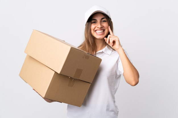 Jeune femme de livraison sur mur blanc isolé souriant avec une expression heureuse et agréable