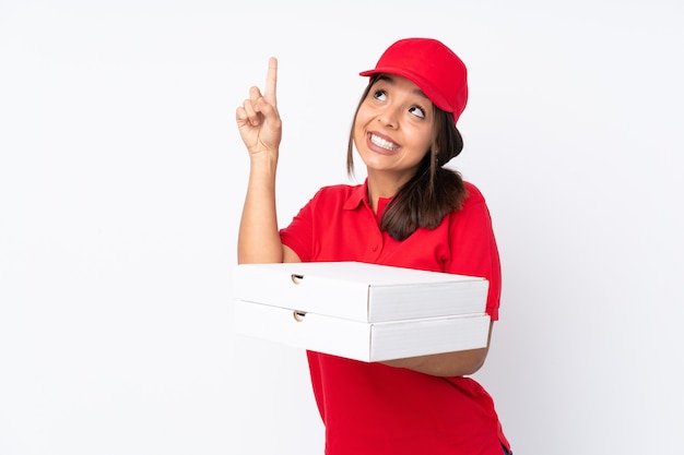 Jeune femme de livraison de pizza sur blanc isolé pointant avec l'index une excellente idée