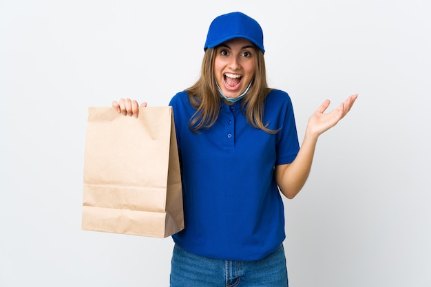 Jeune femme de livraison tenant un sac en papier