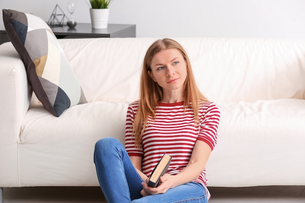 Jeune femme, à, livre, chez soi