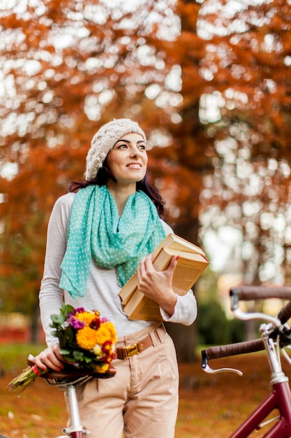 Jeune femme avec des livres