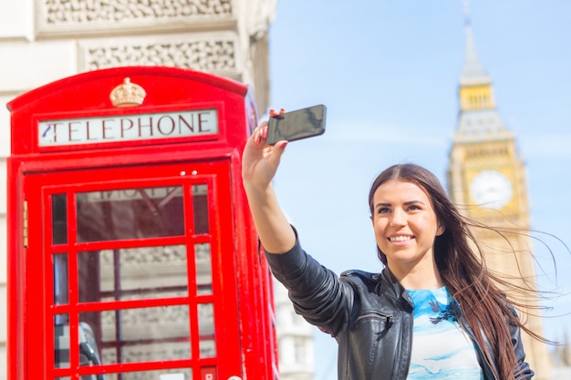 Jeune femme à Londres avec cabine téléphonique et Big Ben