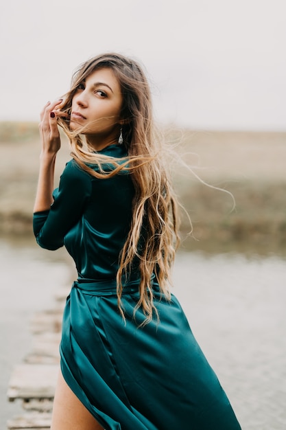 Jeune femme, à, longs cheveux, porter, robe verte