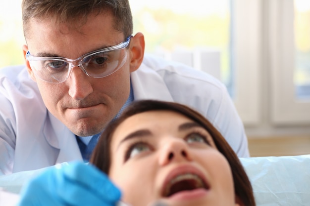 Jeune femme lors d'un rendez-vous avec un dentiste en clinique