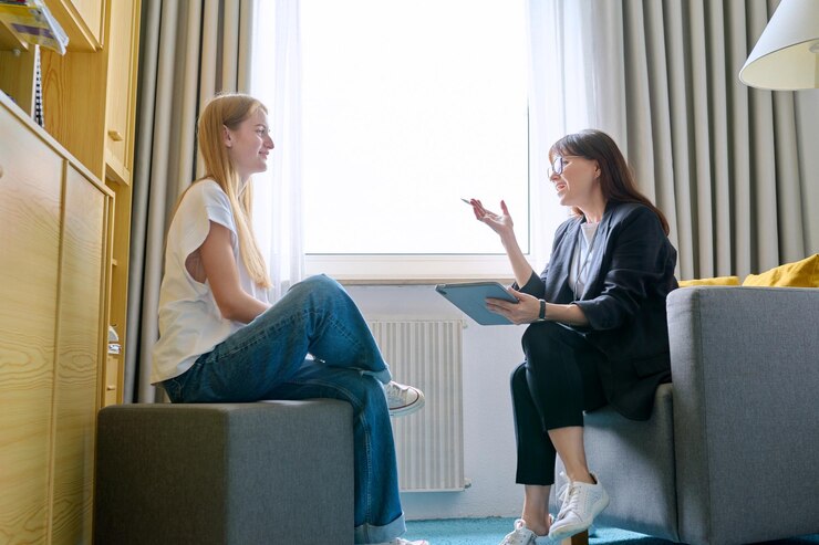 Jeune femme lors d'une réunion de thérapie avec un psychothérapeute