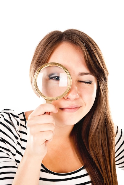 Jeune femme avec loupe isolé sur fond blanc