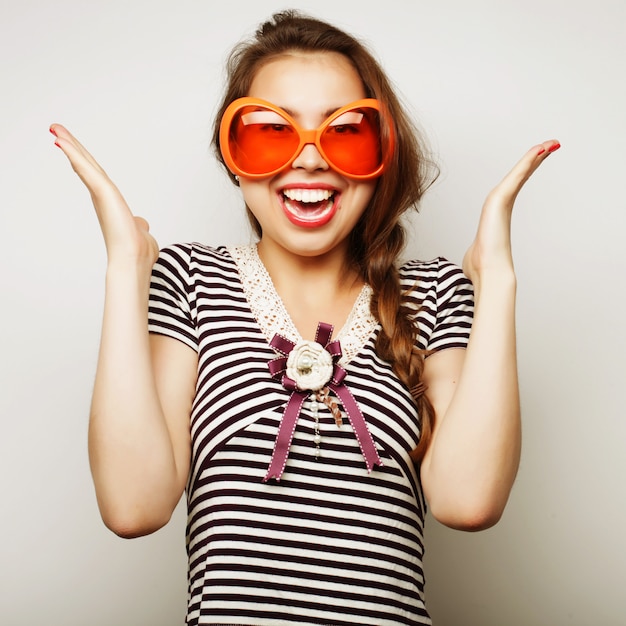 jeune femme avec des lunettes de fête