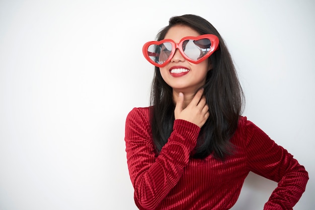 Jeune femme à lunettes en forme de coeur