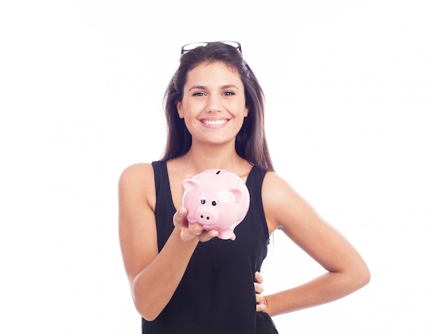 Jeune femme à lunettes heureuse avec tirelire