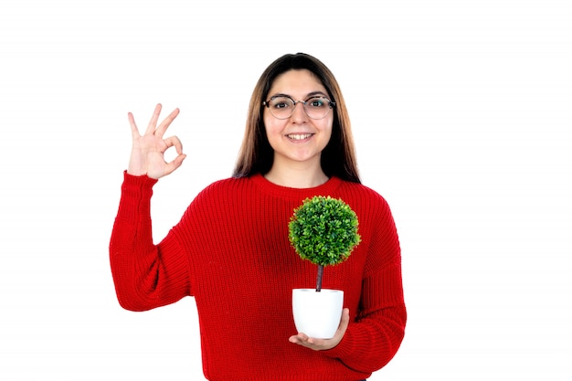 Jeune femme à lunettes et maillot rouge