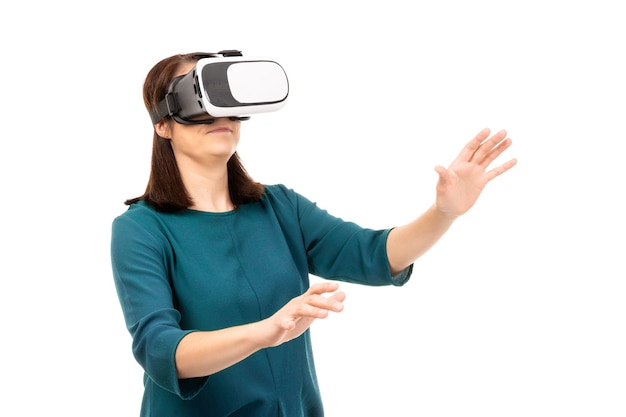 Jeune femme à lunettes de réalité virtuelle (VR). Isolé sur fond blanc