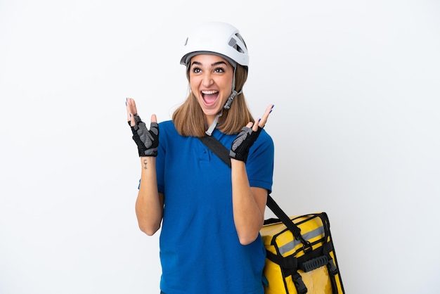 Jeune femme avec des lunettes de ski sur fond rose