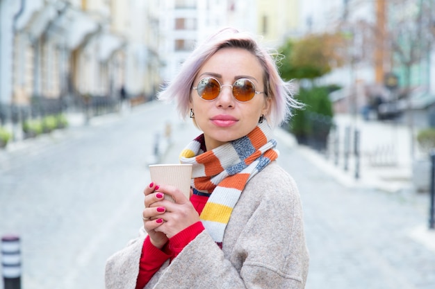 Jeune Femme à Lunettes De Soleil Avec Une Tasse De Café