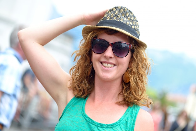 Jeune femme avec des lunettes de soleil