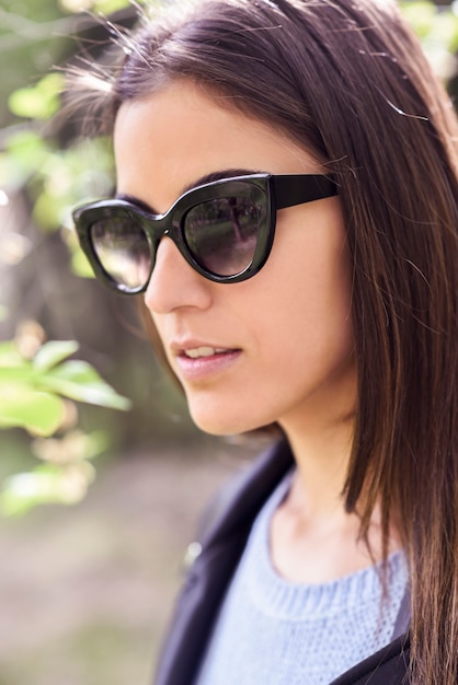 Jeune femme avec des lunettes de soleil