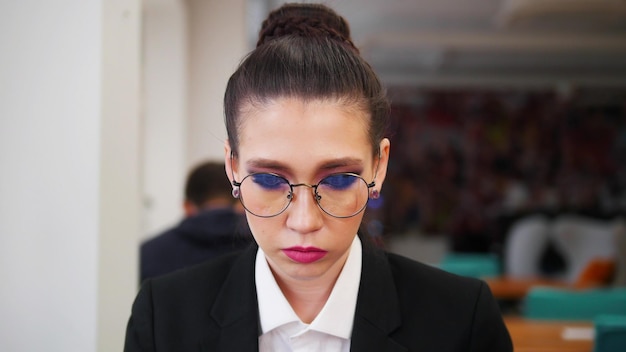 Une jeune femme à lunettes travaillant avec un ordinateur portable