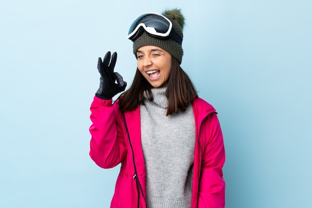 Jeune femme avec des lunettes et des vêtements d'hiver