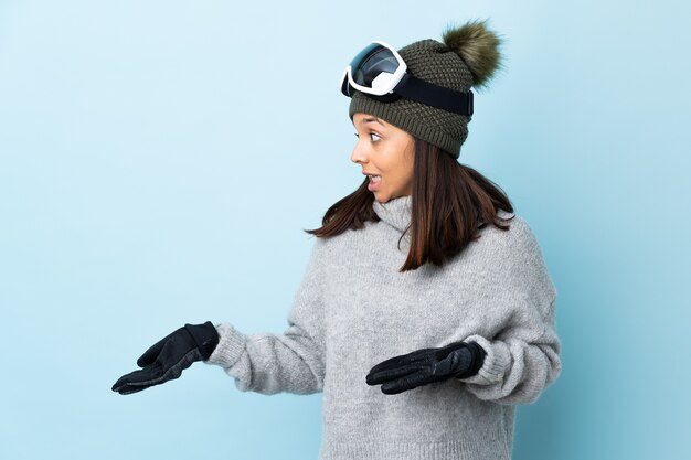 Jeune femme avec des lunettes et des vêtements d'hiver